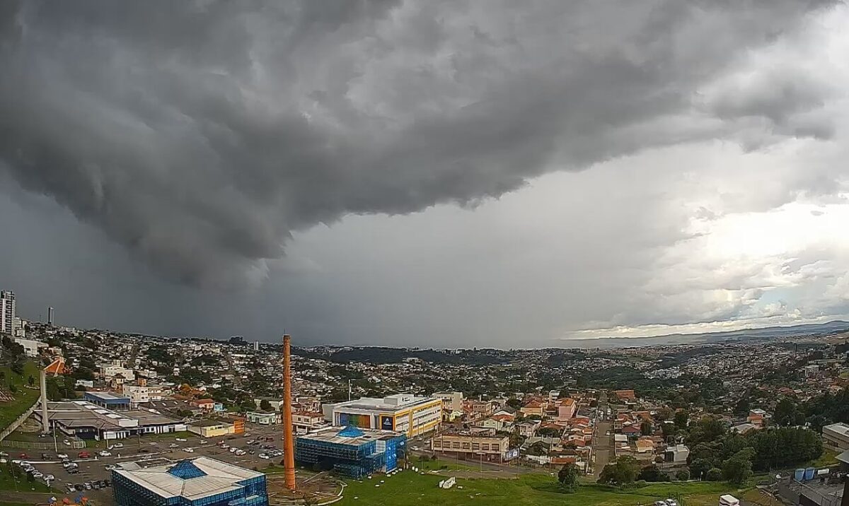 https://www.climaaovivo.com.br/noticias/formacao-de-chuva-intensa-em-ponta-grossa-pr-veja-o-video-exclusivo-03-03-23