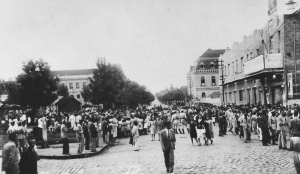 Saída do Cine Império