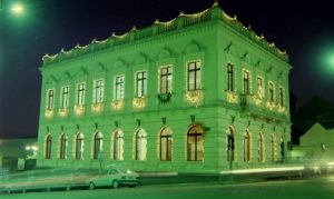 Centro de Cultura iluminado para o Natal (1990)