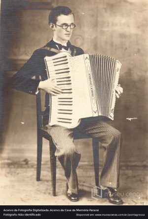 Emílio Voigt tocando acordeon (anos 1930)