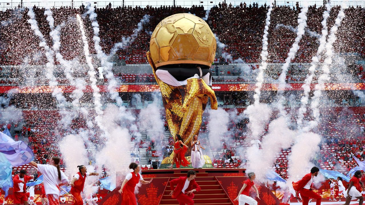 Gafe na abertura da Copa: taça gigante se desmonta no Canadá e viraliza nas redes