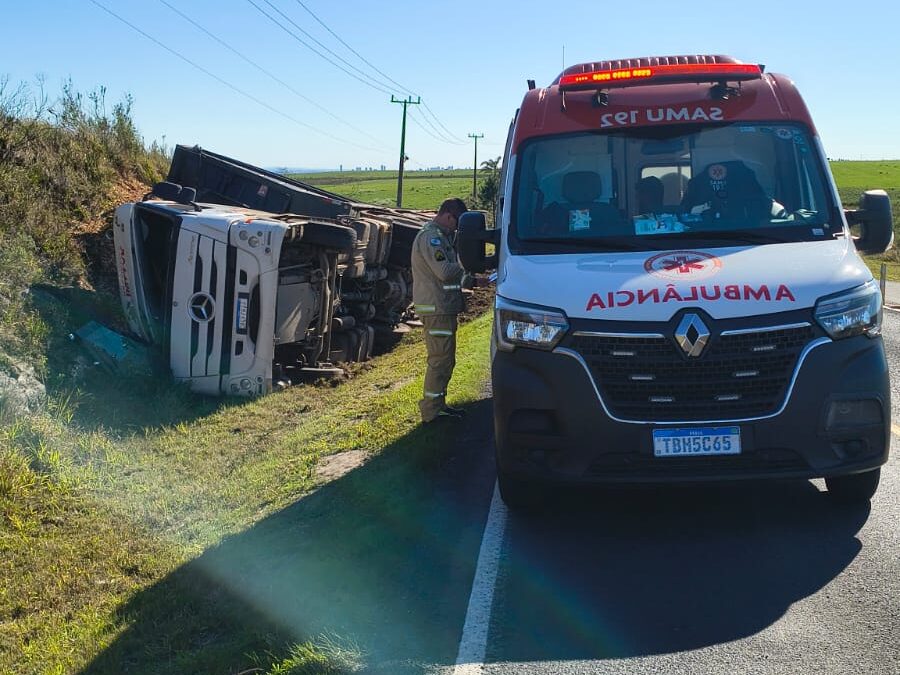 Casal sai com ferimentos leves após caminhão tombar para evitar batida frontal na região de Itaiacoca
