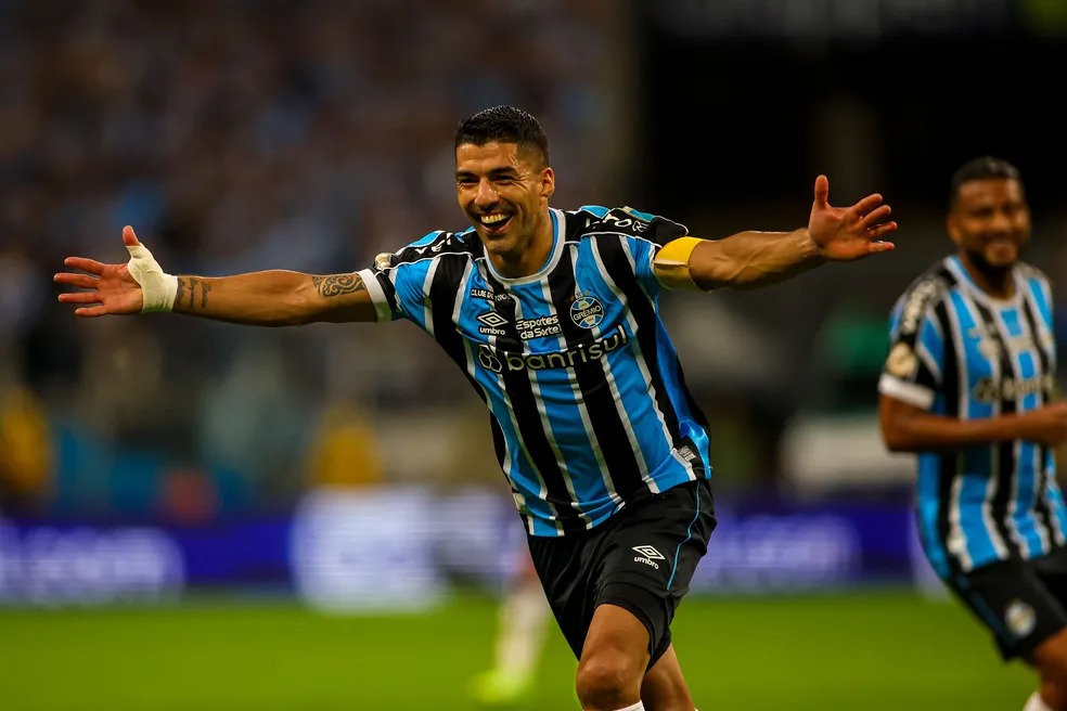 Grêmio sofre bloqueio por fair play financeiro e encara cobrança de Suárez