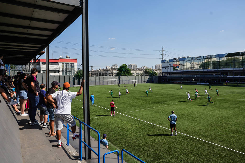 Pais bêbados em jogos de crianças? Relato de dirigente expõe problema no futebol de base brasileiro