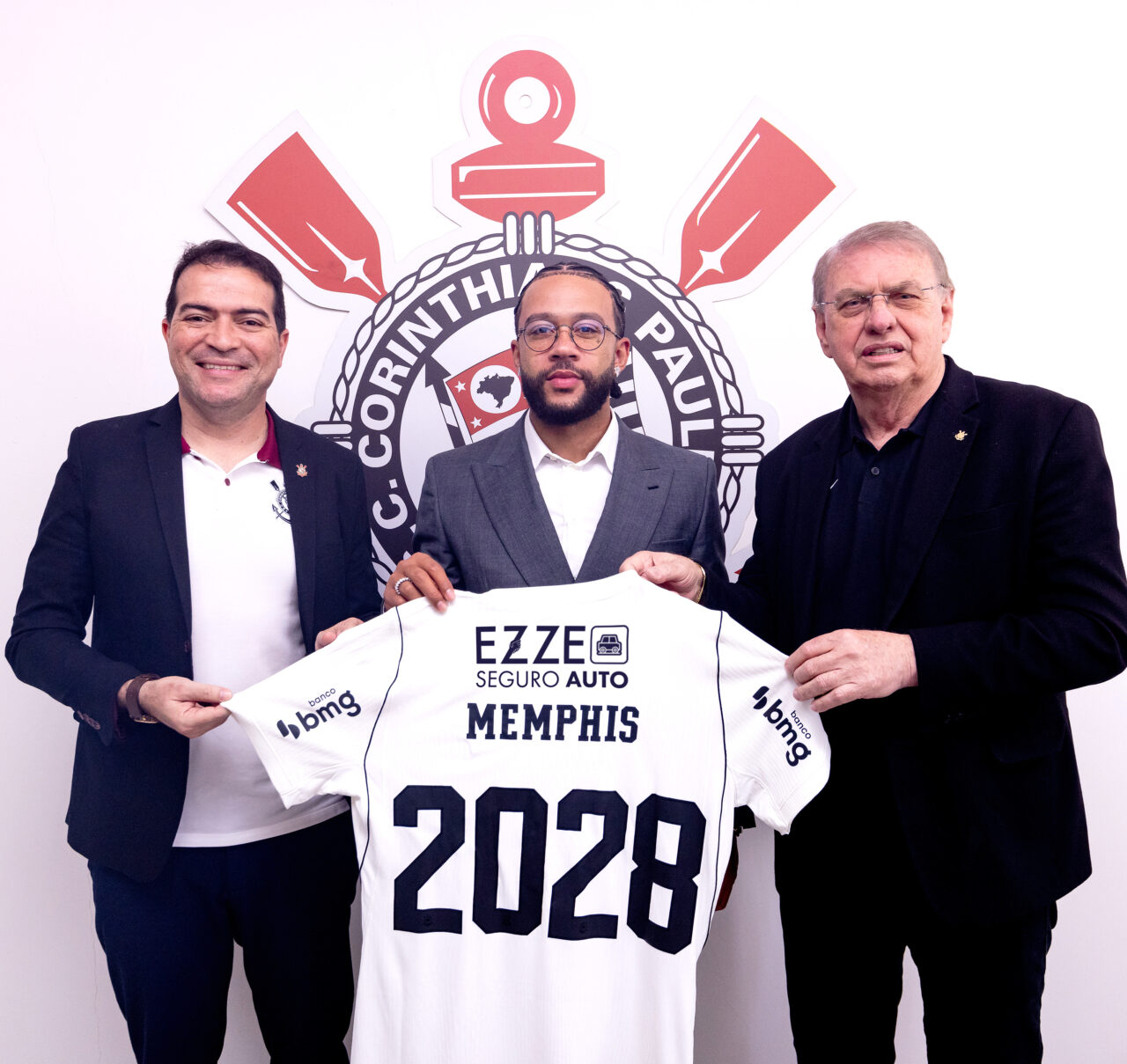 Memphis Depay renova com o Corinthians até julho de 2028