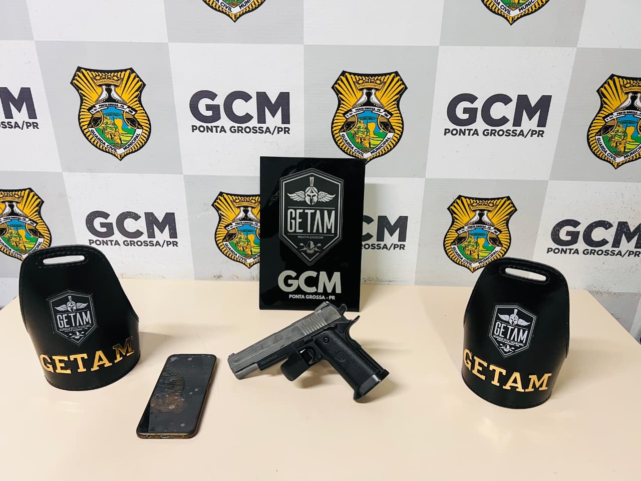 Homem intimida jovem no trabalho e acaba na delegacia após GCM apreender objeto semelhante a arma em Uvaranas