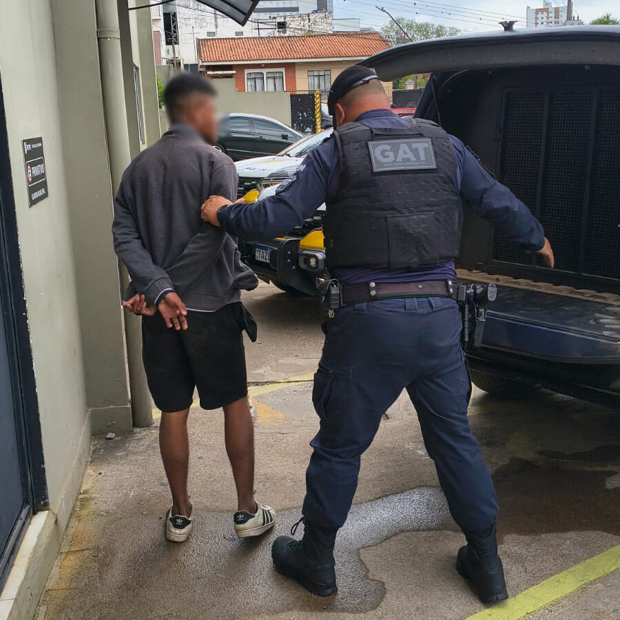 Latido de cão chama atenção de seguranças e dono é preso furtando carne em PG