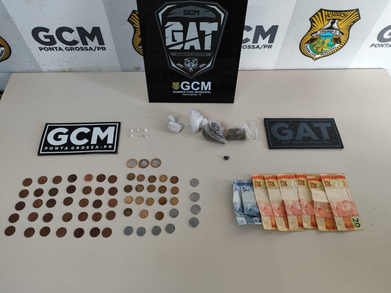 GCM prende suspeitos por tráfico após flagrar venda de crack pela janela