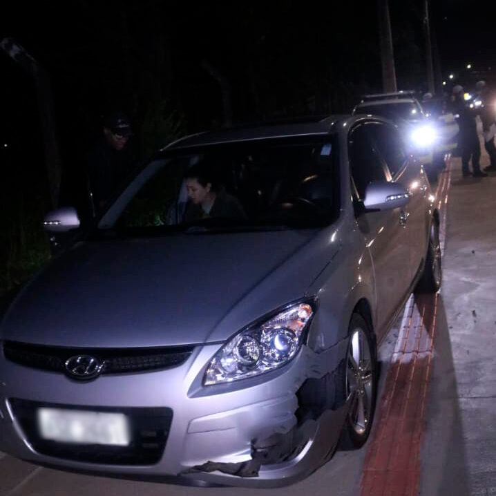 Carro ganha passagem de caminhão, mas acaba atingido por motocicleta