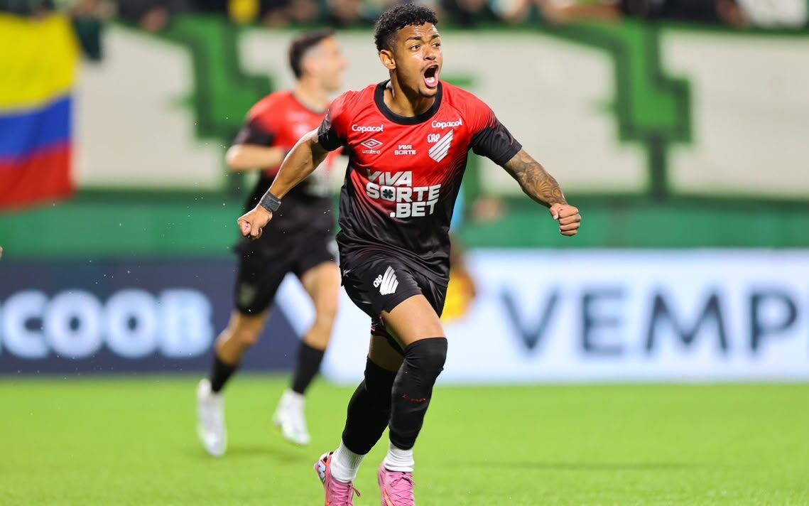 Justiça condena Léo Derik, do Athletico Paranaense, a 13 anos de prisão por violência sexual