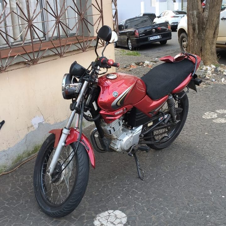 Caminhonete avança preferencial, atinge motociclista na Rua Júlio de Castilhos