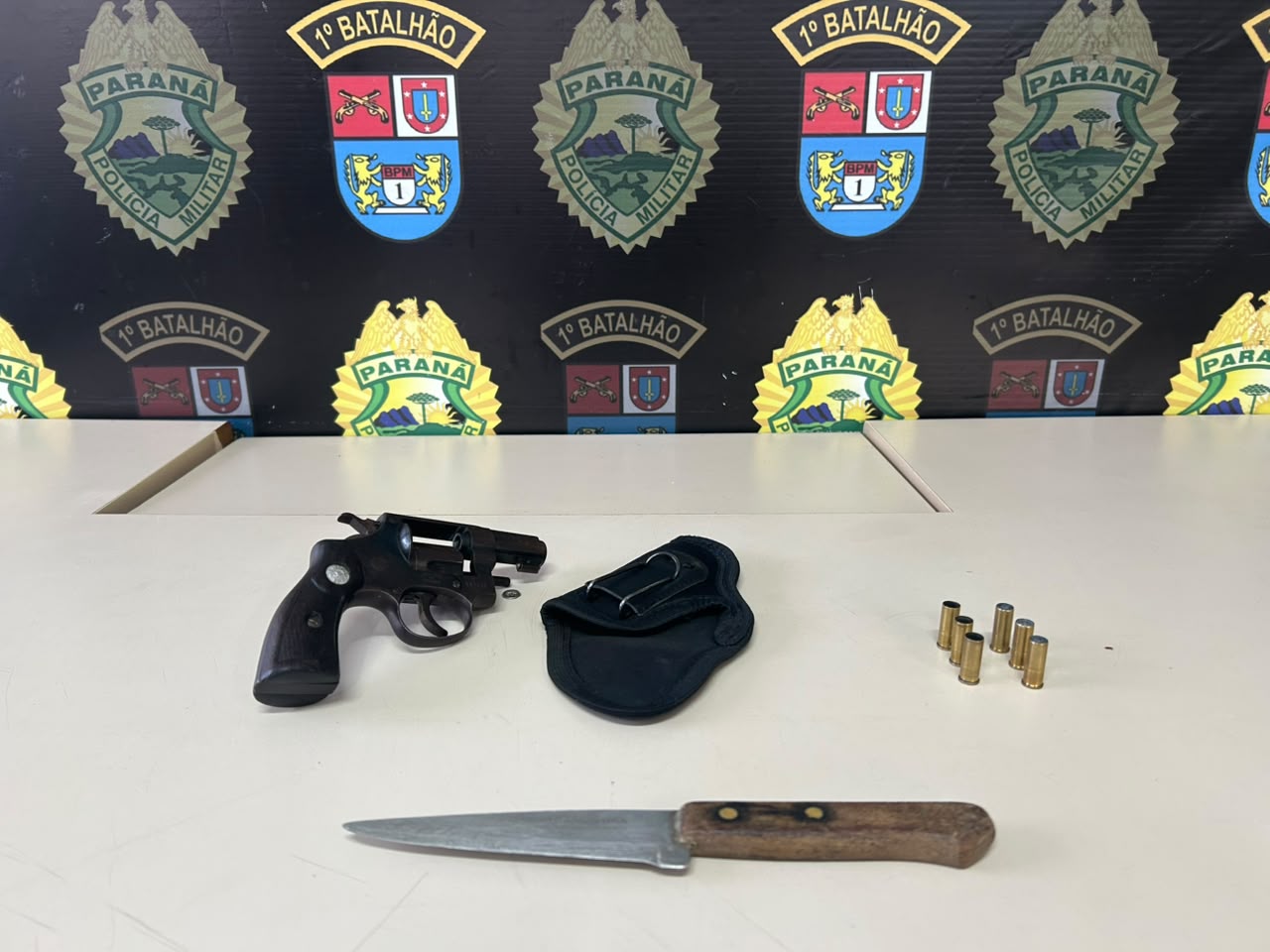 Homem tenta esfaquear o próprio irmão, acaba baleado e Polícia Militar apreende revólver em PG