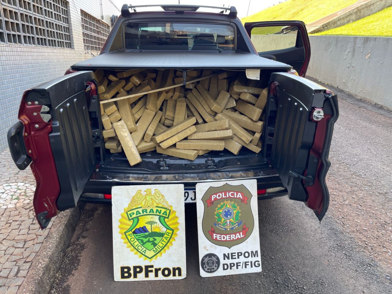 PMPR e PF apreendem quase 2,7 toneladas de maconha em Foz do Iguaçu