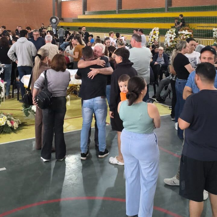 Sete vítimas da tragédia na BR-373 são veladas em cerimônia coletiva no Ginásio de Imbituva