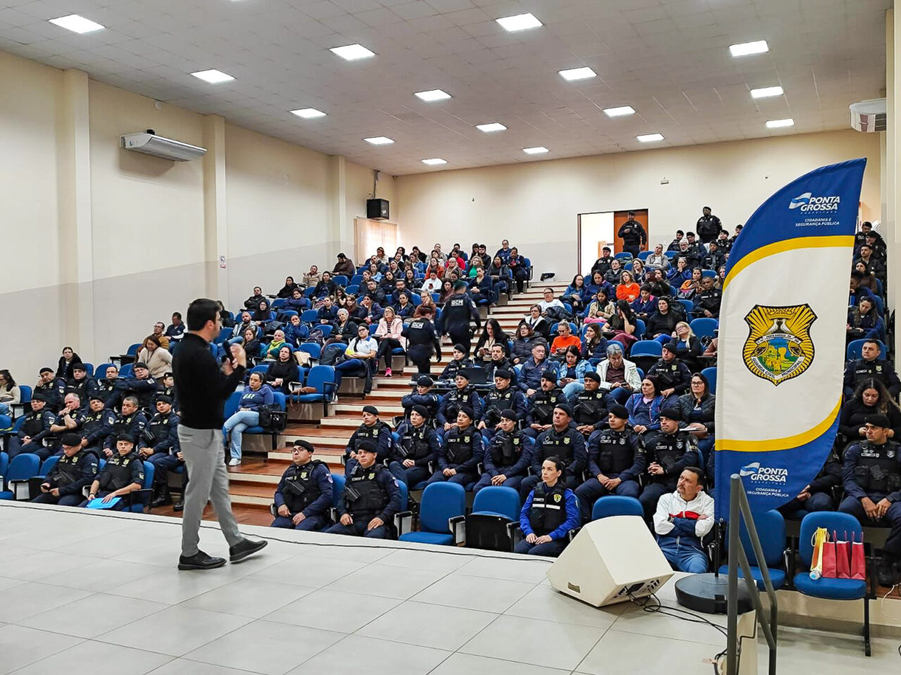 Agentes da GCM e profissionais de saúde debatem riscos e procedimentos legais contra o uso de vapes em PG