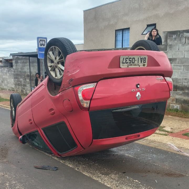 Carro com mãe e bebê tomba após batida; motorista que causou o acidente foge, mas deixa a placa no local