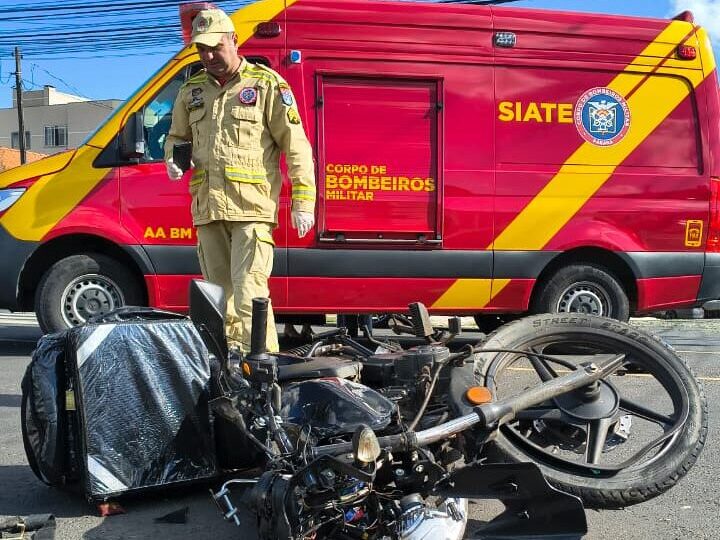 Motociclista fica ferido após bater em caminhão que fazia conversão na Avenida Ana Rita