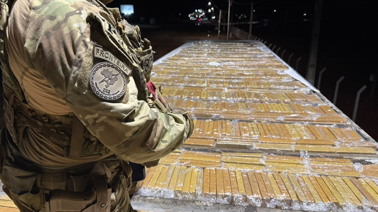 PRF e PM encontram mais de 1,6 tonelada de maconha escondida no teto de caminhão