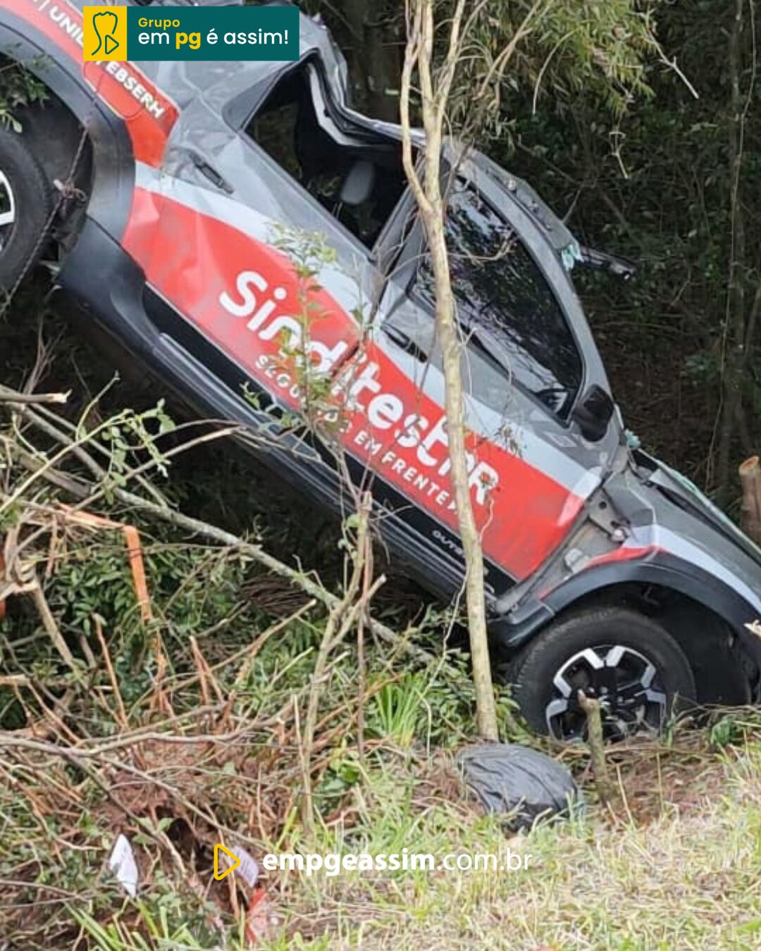 Caminhonete cai em ribanceira após ser fechada por outro veículo e deixa cinco vítimas na Colônia Witmarsum