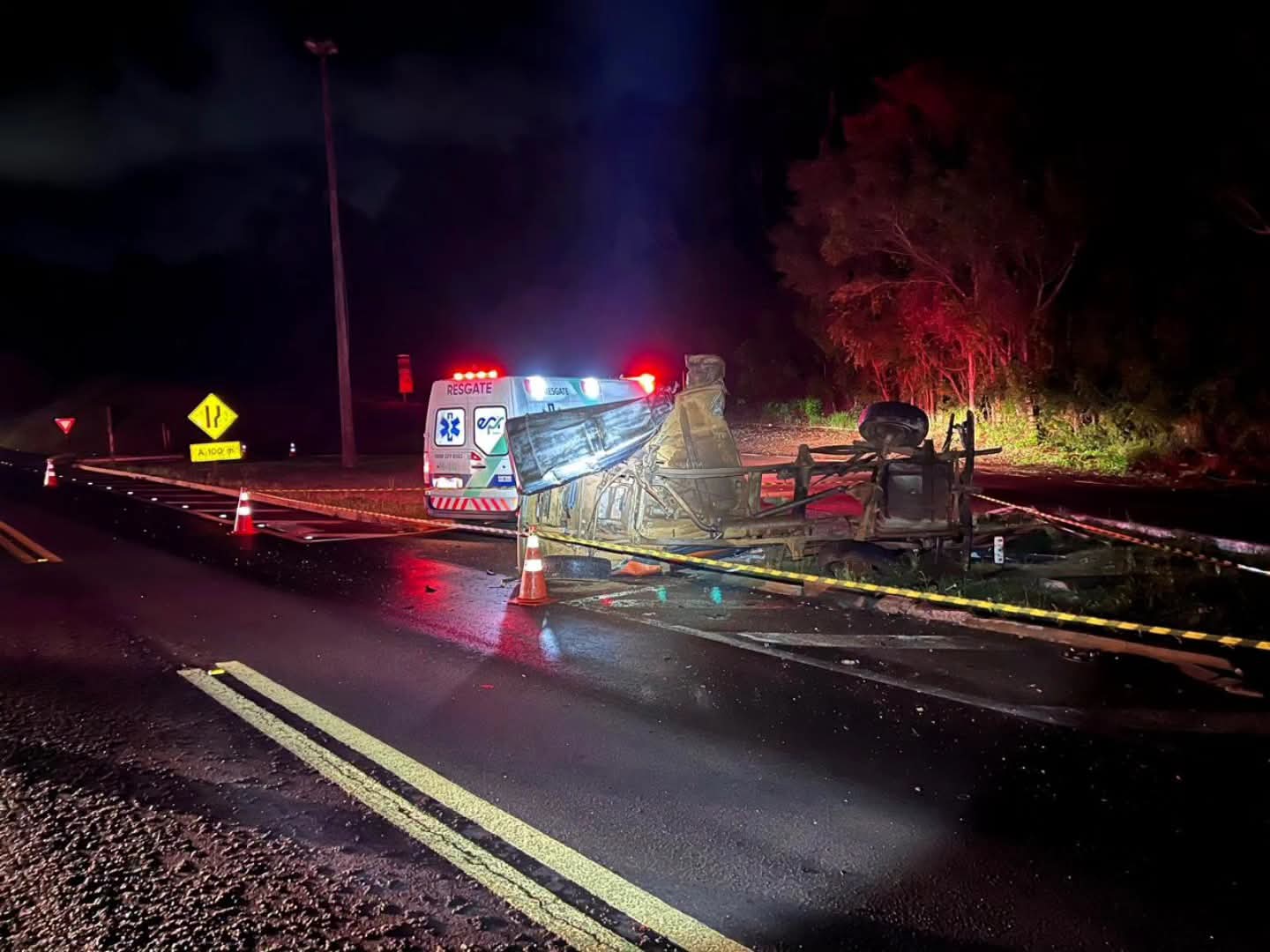 Colisão frontal entre carro e caminhonete deixa um morto e um ferido grave na BR-277