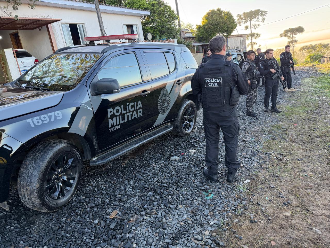 Polícias Civil e Militar prendem três pessoas e apreendem drogas em Imbituva