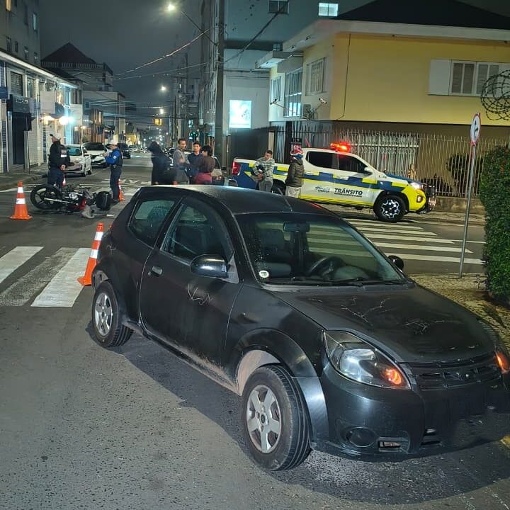 Acidente entre Ford Ka e motocicleta mobiliza socorristas na Rua Coronel Dulcídio