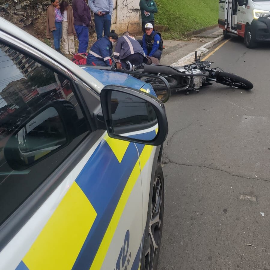 Caminhonete cruza faixa contínua na Monteiro Lobato e atinge motociclista em cheio