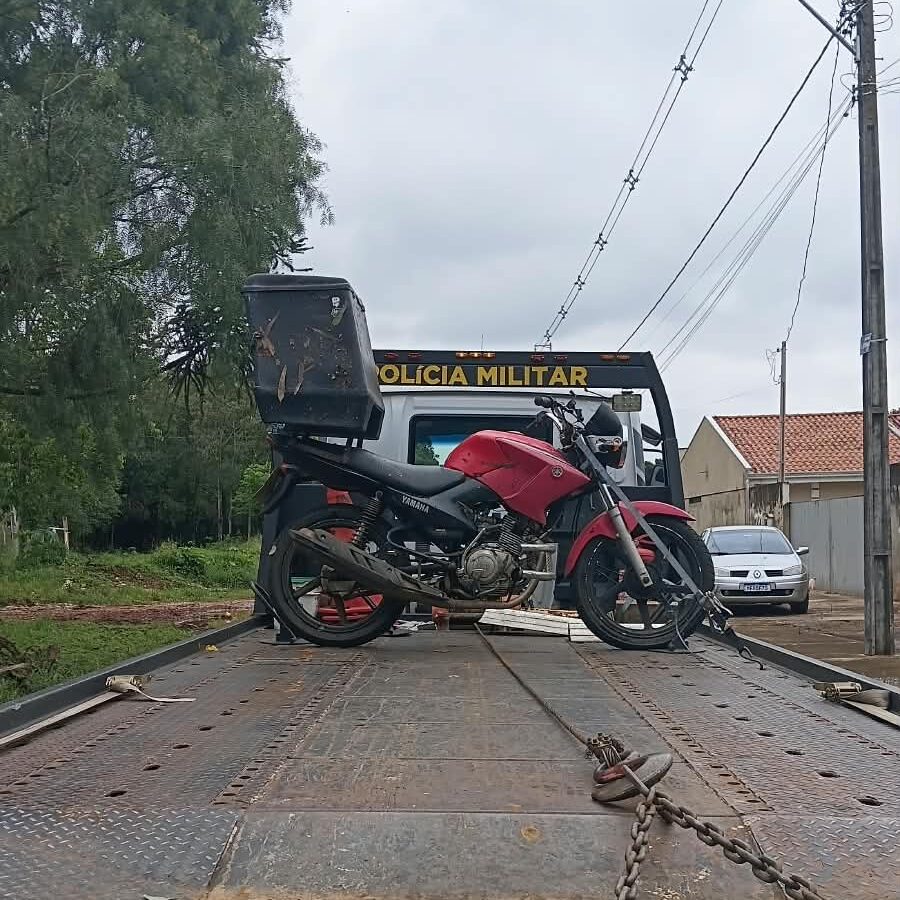 Polícia Militar encontra motocicleta roubada escondida em área de mata no Cara-Cará