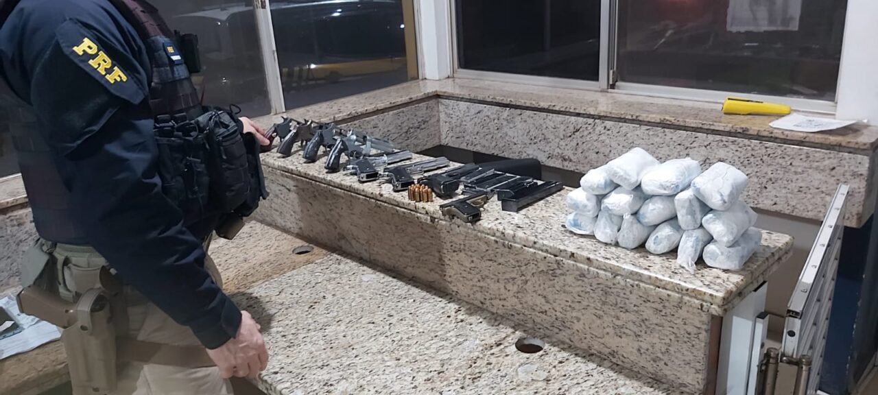 PRF encontra oito armas e 3,4 kg de haxixe escondidos com duas mulheres em ônibus